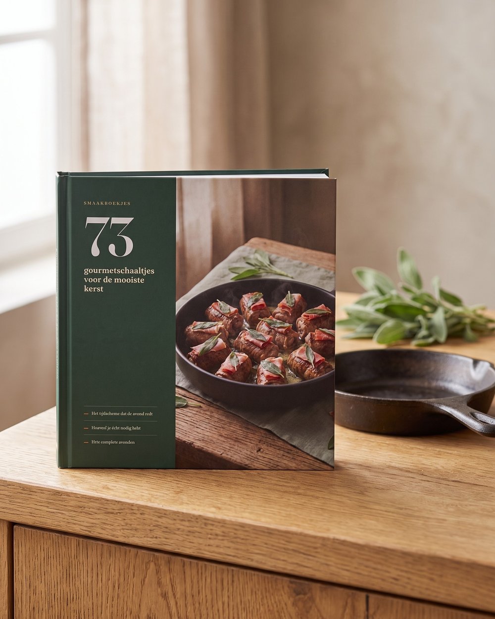 Het boek 75 Gourmetschaaltjes voor de kerst op een aanrecht