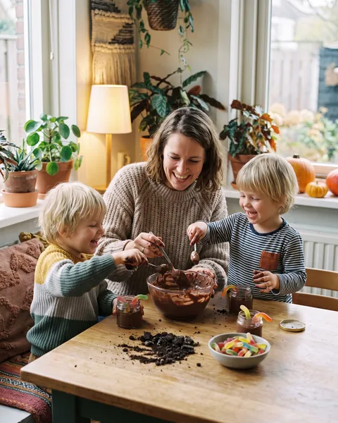 Wormen in de aarde: chocoladevla met koekkruim